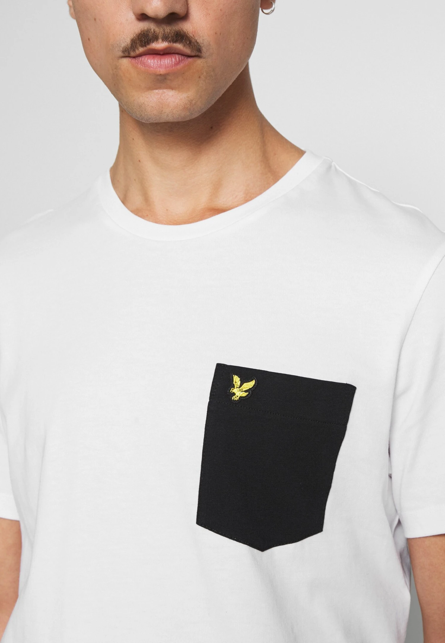 Lyle & Scott Contrast Pocket- T-Shirt Print - White/ Jet Black 6 Lyle & Scott Contrast Pocket- T-Shirt Print - White/ Jet Black - Afbeelding 6