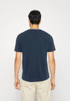 Lyle & Scott Dashed Tipped - T-Shirt Basic - Ink Blue 8 Lyle & Scott Dashed Tipped - T-Shirt Basic - Ink Blue -Lyle & Scott Verkoop 261c4ccca56541fa8f6fcb824520ac21