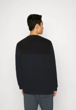 Lyle & Scott Contrast Yoke Crew Neck - Sweater - Dark Navy 8 Lyle & Scott Contrast Yoke Crew Neck - Sweater - Dark Navy -Lyle & Scott Verkoop 31955a7d49874d9a986c6ce734218c9d