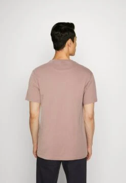 Lyle & Scott Plain - T-Shirt Basic - Mauve Dusk 7 Lyle & Scott Plain - T-Shirt Basic - Mauve Dusk -Lyle & Scott Verkoop 325bd13d050c4700824b3092ac4dfa0c