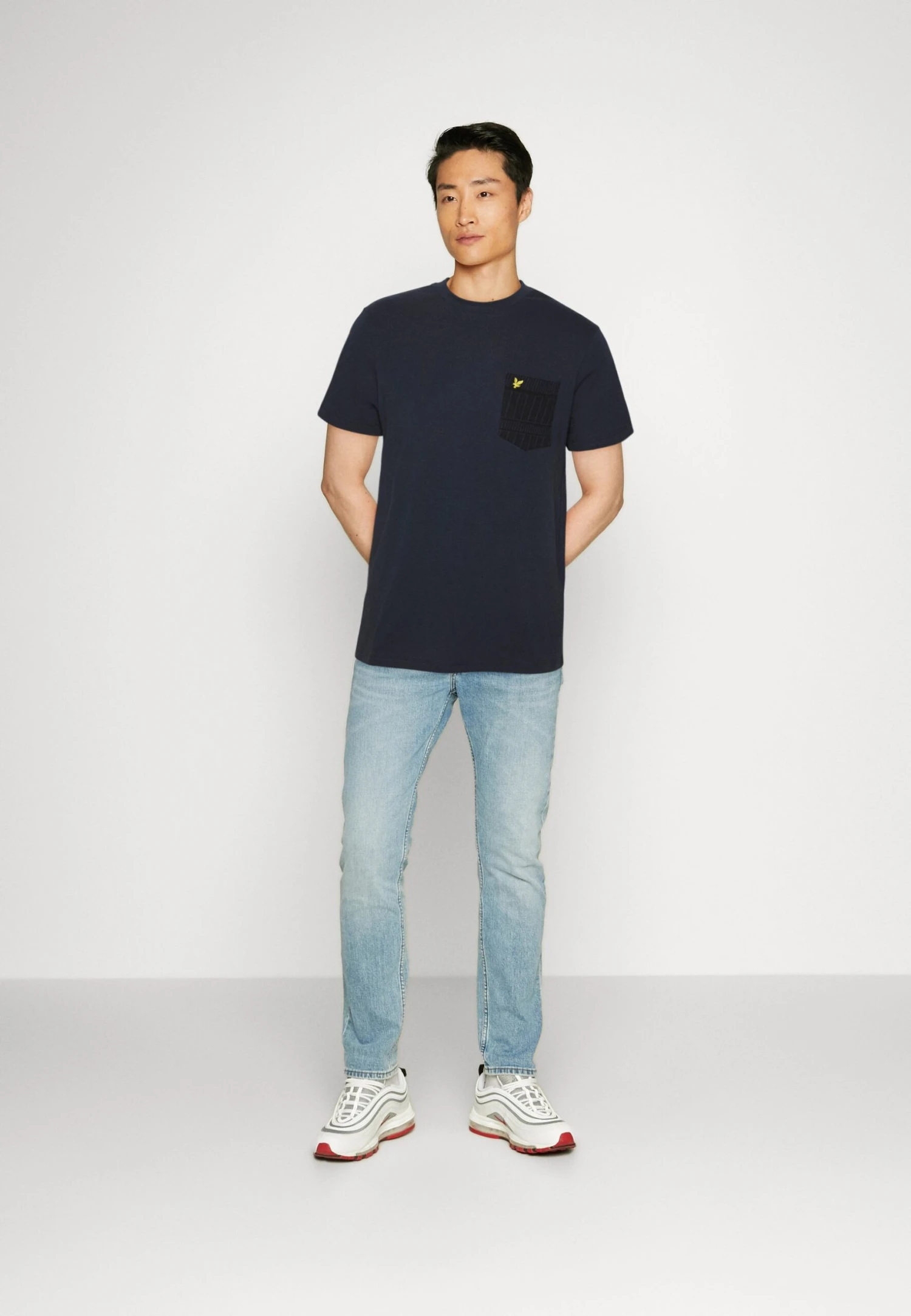 Lyle & Scott Grid Pocket - T-Shirt Print - Dark Navy/Jet Black 2 Lyle & Scott Grid Pocket - T-Shirt Print - Dark Navy/Jet Black - Afbeelding 2