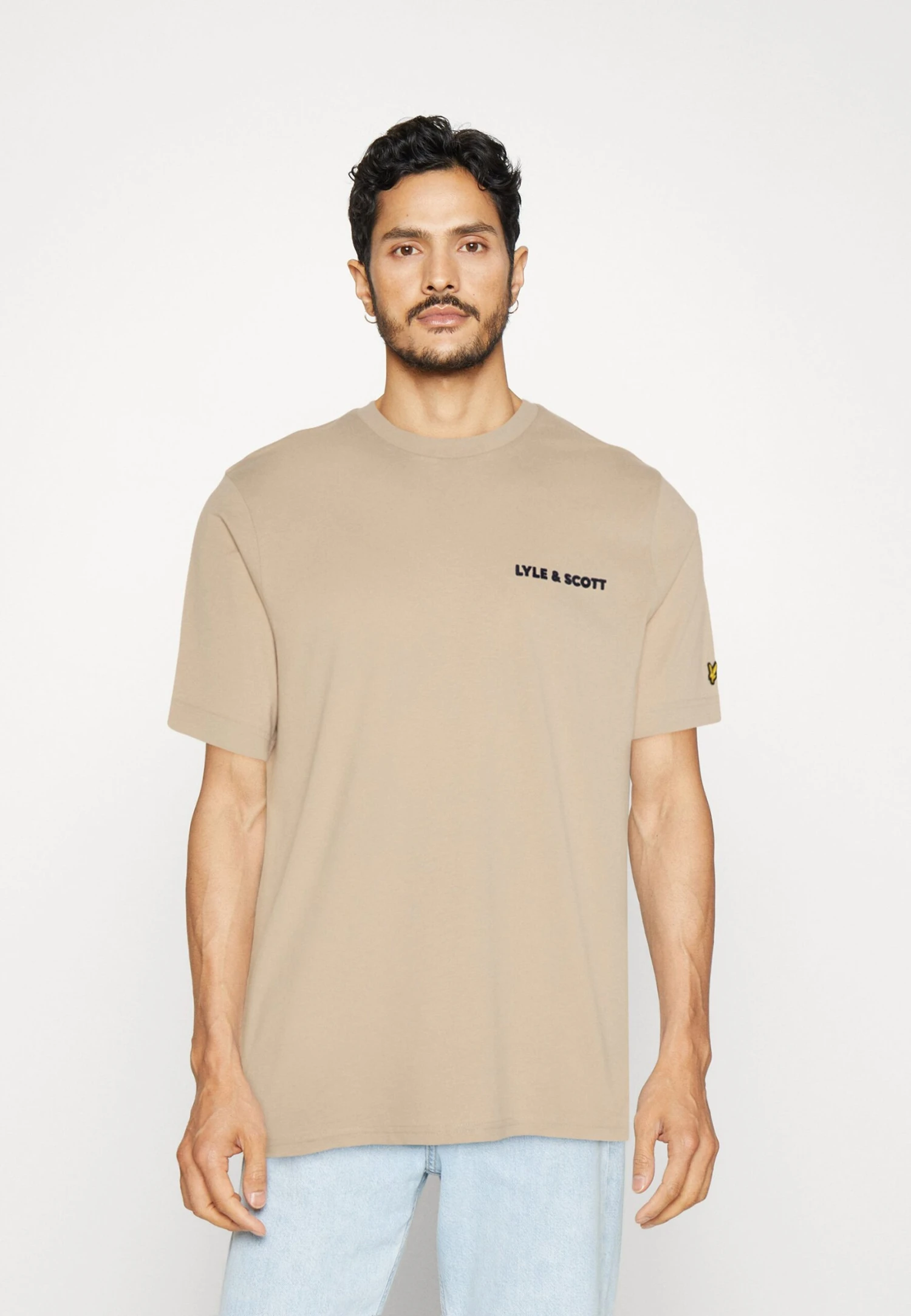 Lyle & Scott Flocked Logo- T-Shirt Print - Sesame 1 Lyle & Scott Flocked Logo- T-Shirt Print - Sesame