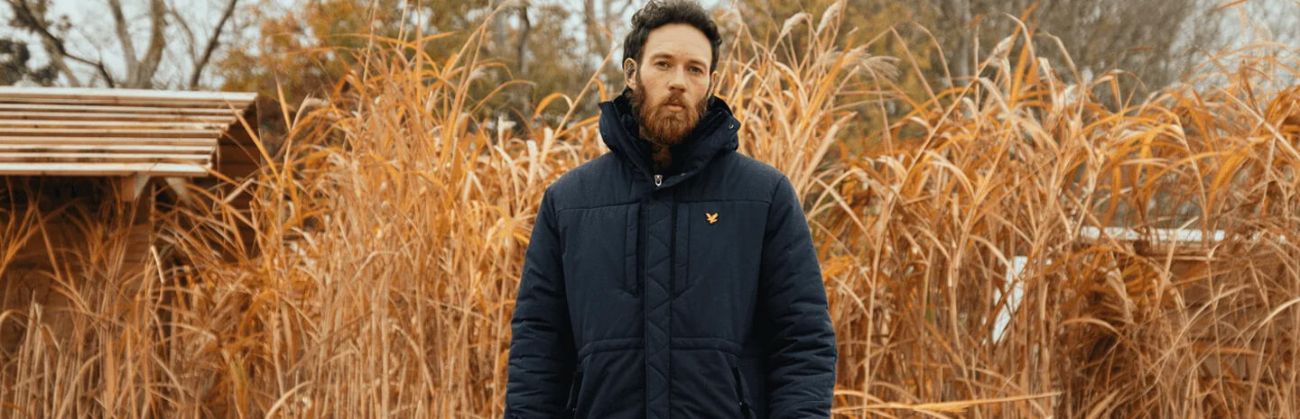 Lyle & Scott Verkoop 11 Lyle & Scott Verkoop -Lyle & Scott Verkoop Man wearing navy lyle and scott hooded puffer jacket