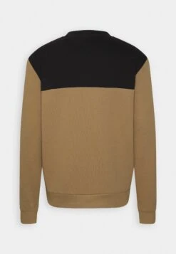 Lyle & Scott Contrast Yoke Crew Neck - Sweater - Camel Bronze -Lyle & Scott Verkoop a7e85f6e342e4d8d8b86ec35a8d27d98