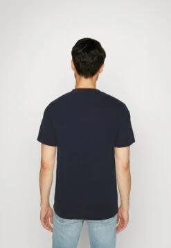 Lyle & Scott Grid Pocket - T-Shirt Print - Dark Navy/Jet Black 8 Lyle & Scott Grid Pocket - T-Shirt Print - Dark Navy/Jet Black -Lyle & Scott Verkoop a87affa2c4b143aaad8805fe4229e4c4