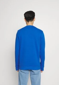 Lyle & Scott Crew Neck - Sweater - Bright Blue 7 Lyle & Scott Crew Neck - Sweater - Bright Blue -Lyle & Scott Verkoop b02b901e35fe46b0b6c9500f8edf123e