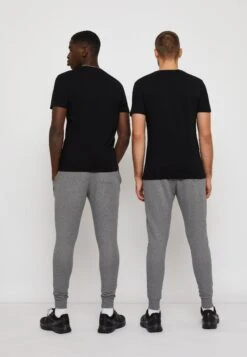 Lyle & Scott Plain - T-Shirt Basic - Jet Black 9 Lyle & Scott Plain - T-Shirt Basic - Jet Black -Lyle & Scott Verkoop b6e7a390ff9041e299945c2112813c71