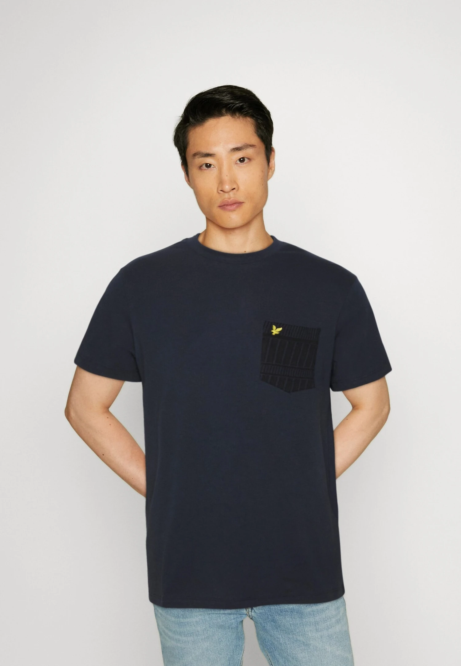 Lyle & Scott Grid Pocket - T-Shirt Print - Dark Navy/Jet Black 1 Lyle & Scott Grid Pocket - T-Shirt Print - Dark Navy/Jet Black