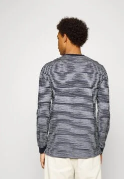 Lyle & Scott Breton Stripe Long Sleeve - Longsleeve - Dark Navy/Cove 8 Lyle & Scott Breton Stripe Long Sleeve - Longsleeve - Dark Navy/Cove -Lyle & Scott Verkoop c13439d64c44472fb7c43fdedd14851b