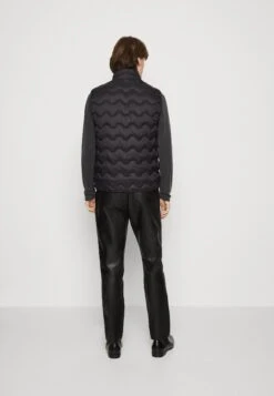 Lyle & Scott Crest Quilted Gilet - Bodywarmer - Jet Black 8 Lyle & Scott Crest Quilted Gilet - Bodywarmer - Jet Black -Lyle & Scott Verkoop e86b79a907944d8f9bd79345a6059dae