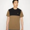 Lyle & Scott Contrast Yoke - T-Shirt Print - Camel Bronze