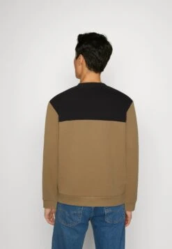 Lyle & Scott Contrast Yoke Crew Neck - Sweater - Camel Bronze -Lyle & Scott Verkoop fd4080402fa4454f8c7ef67ba3d494d6